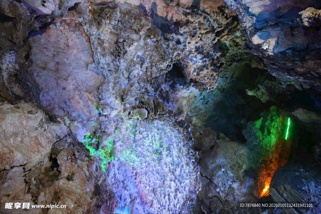 洞穴内五彩斑斓的奇妙景观