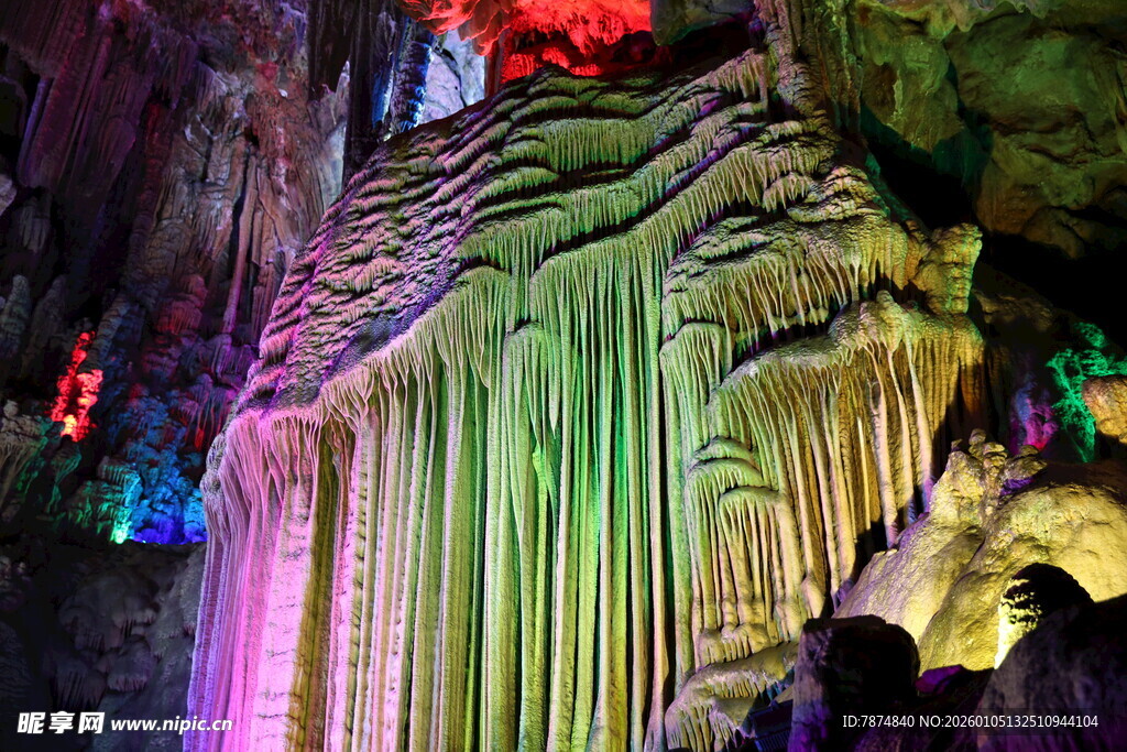 梦幻溶洞景观 五彩钟乳石