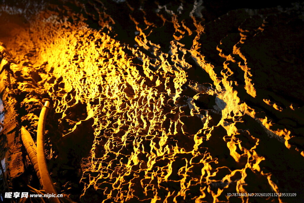 夜间灯光映照下的瀑布