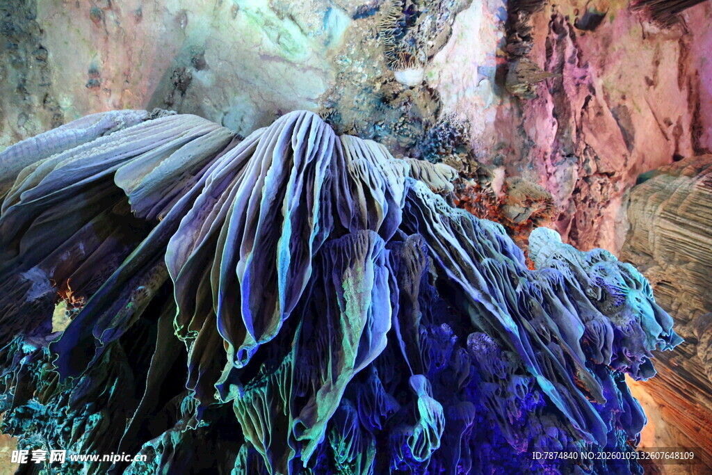 绚丽多彩的晶体矿石