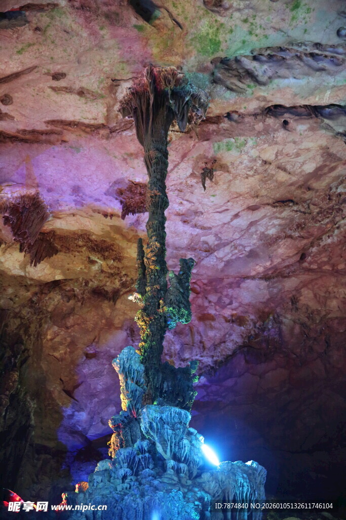 梦幻溶洞中的奇特钟乳石