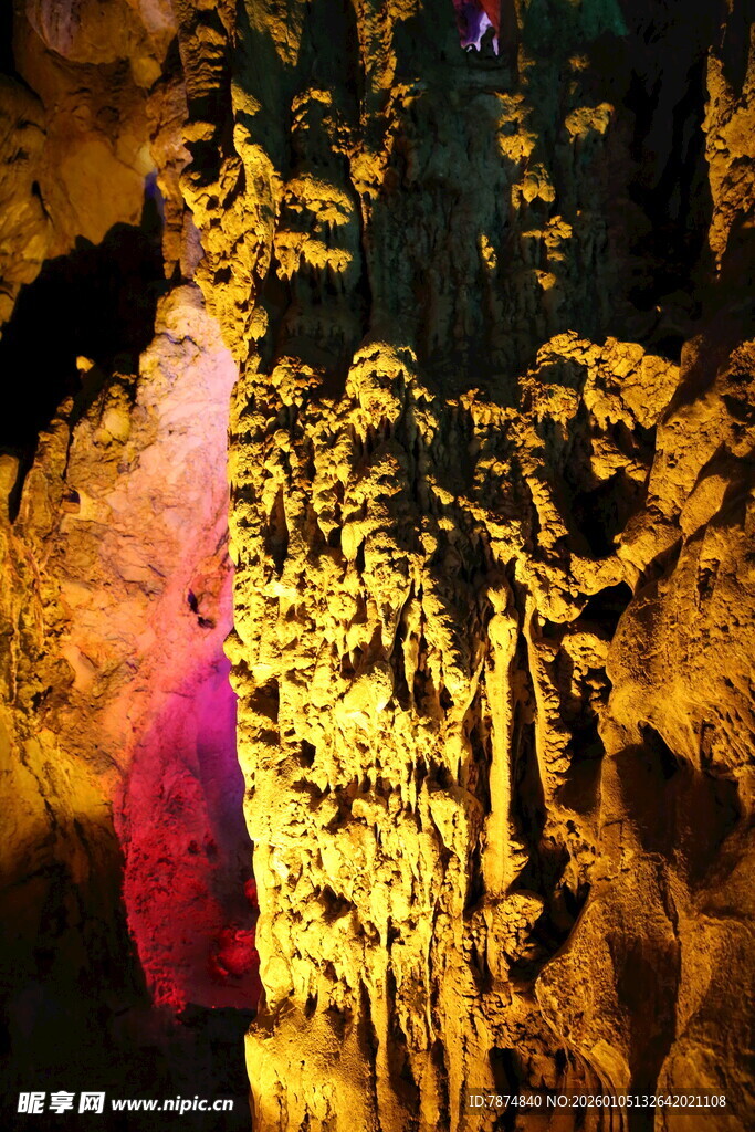 神秘洞穴景观 色彩斑斓