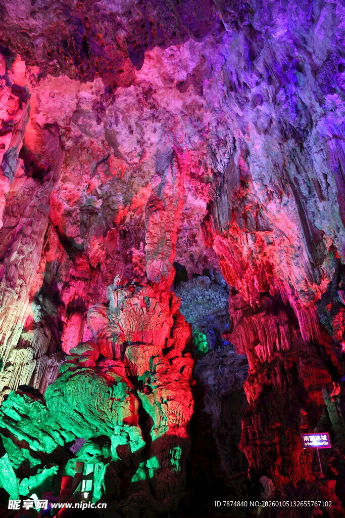 梦幻多彩洞穴景观