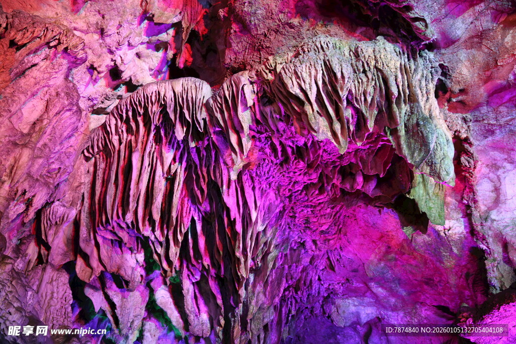 梦幻紫色溶洞景观