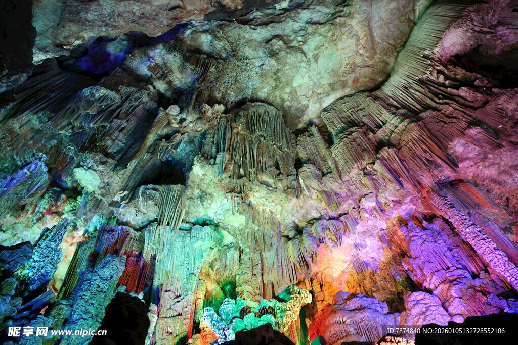 梦幻斑斓的地下溶洞景观