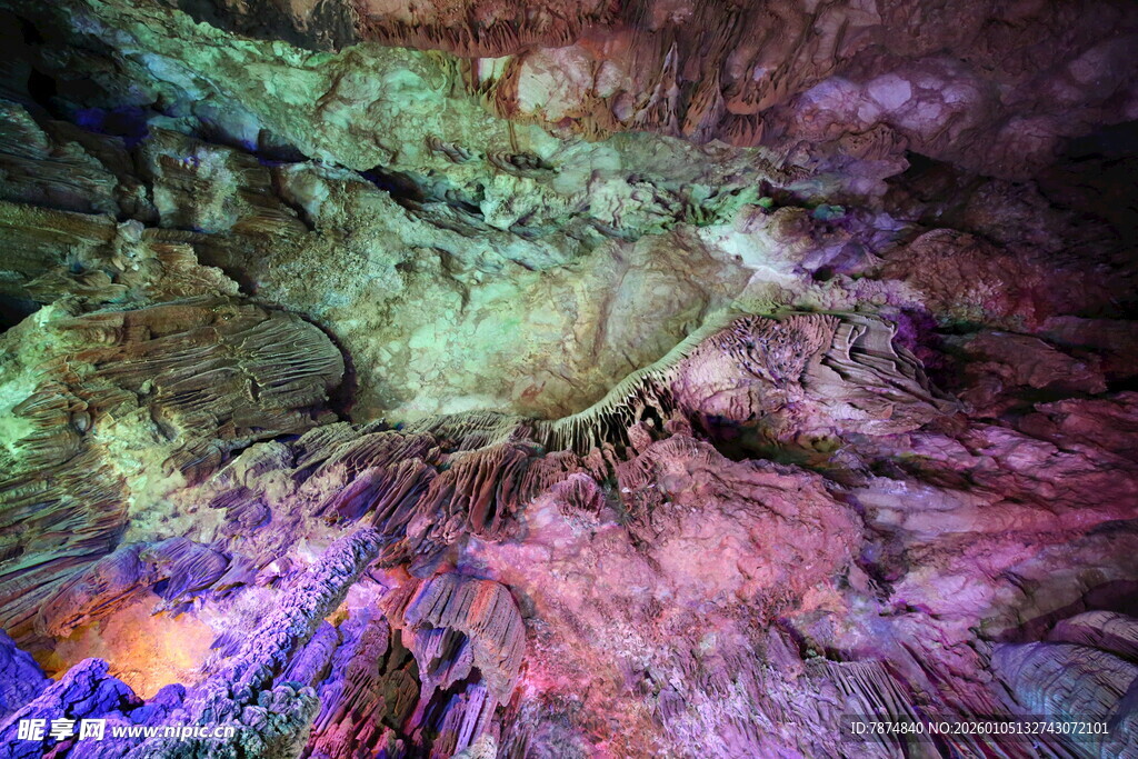 梦幻多彩的地下溶洞景观