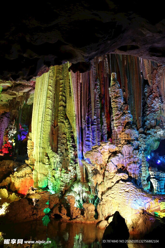 梦幻溶洞景观 色彩斑斓