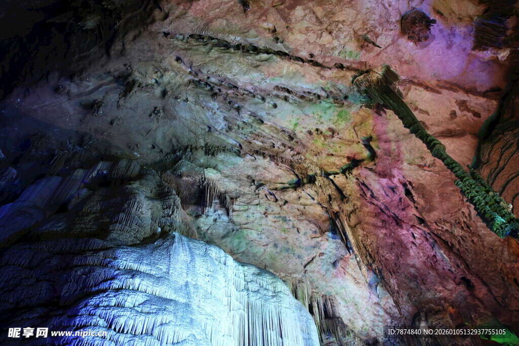 梦幻溶洞内的绚丽瀑布景观