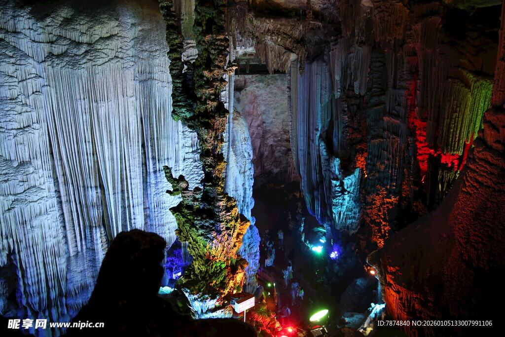 梦幻溶洞景观绚丽多姿
