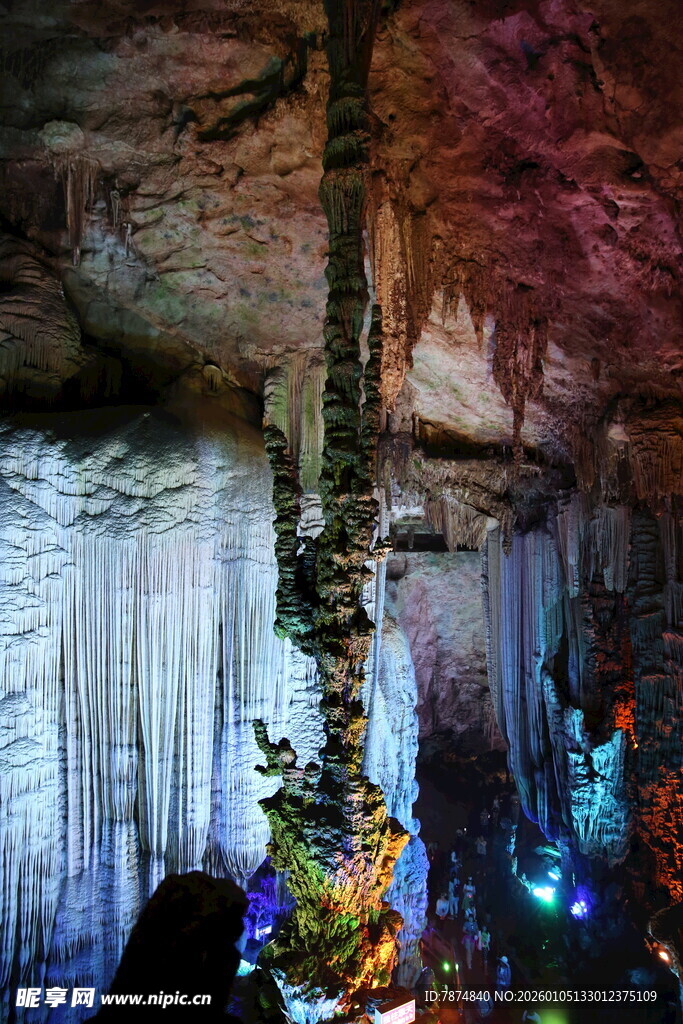 地下溶洞奇观 钟乳石林立