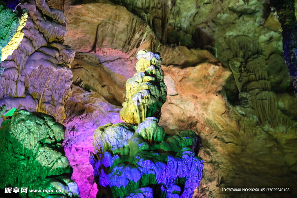 五彩斑斓的溶洞景观