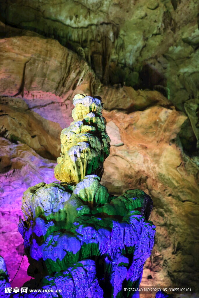 奇幻洞穴内的多彩钟乳石