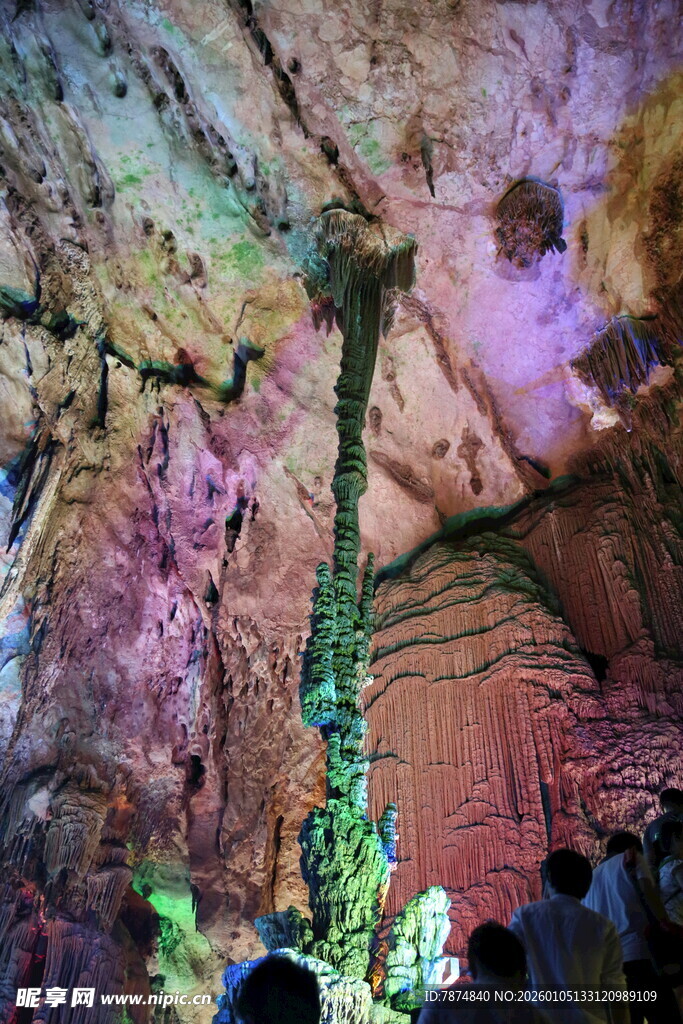 梦幻溶洞景观吸引游客