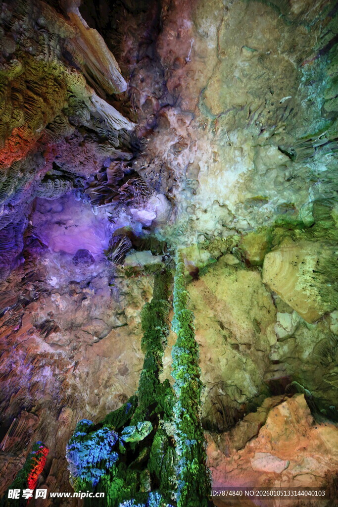 奇幻色彩的洞穴内部景观