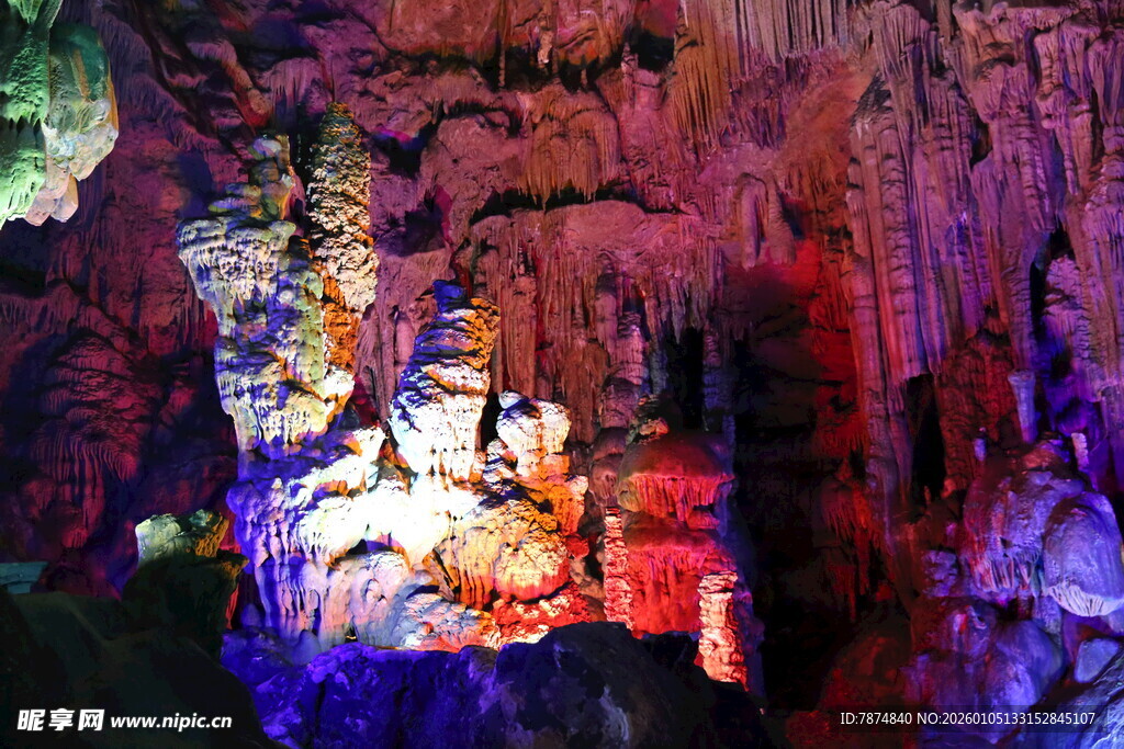 梦幻绚烂的地下溶洞景观