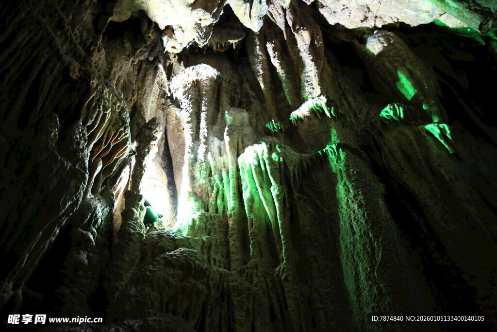 神秘溶洞内的奇幻钟乳石
