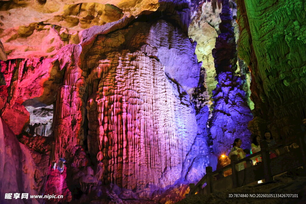 梦幻彩色溶洞景观