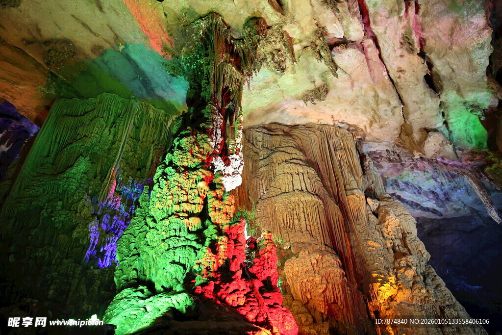 五彩斑斓的地下溶洞景观