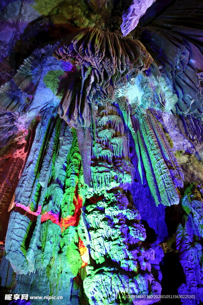 奇幻溶洞景观 色彩斑斓