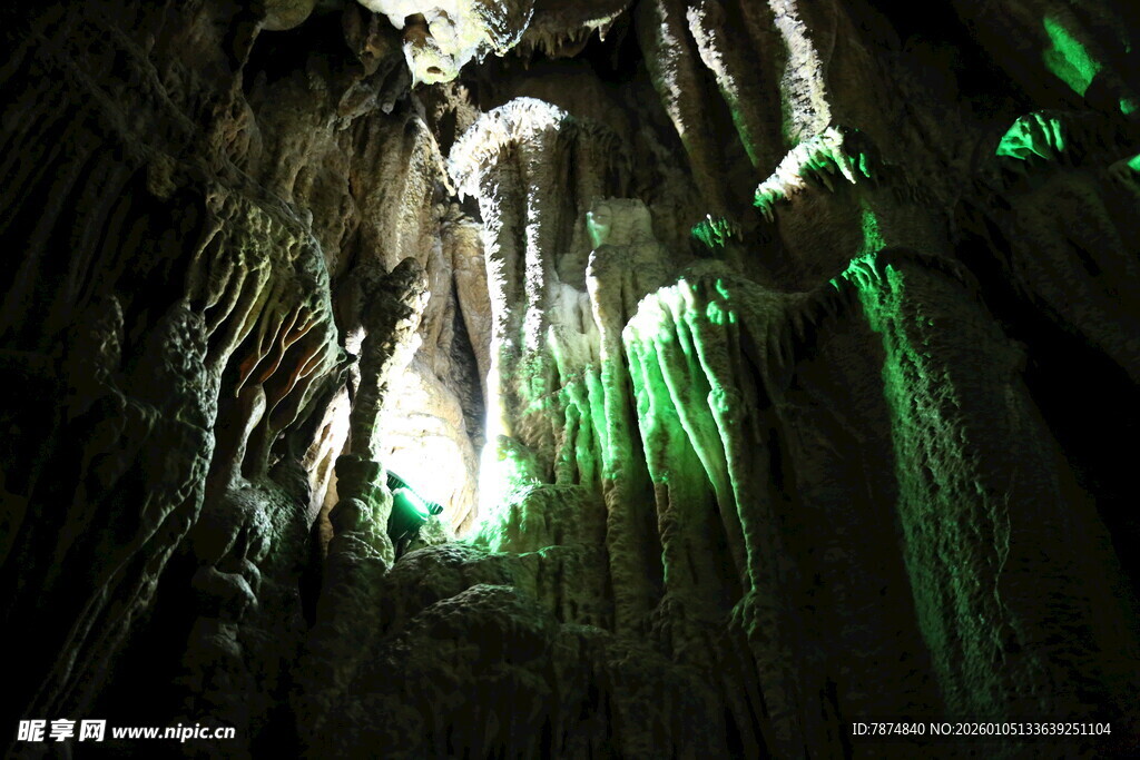 神秘溶洞内的奇幻绿光景观
