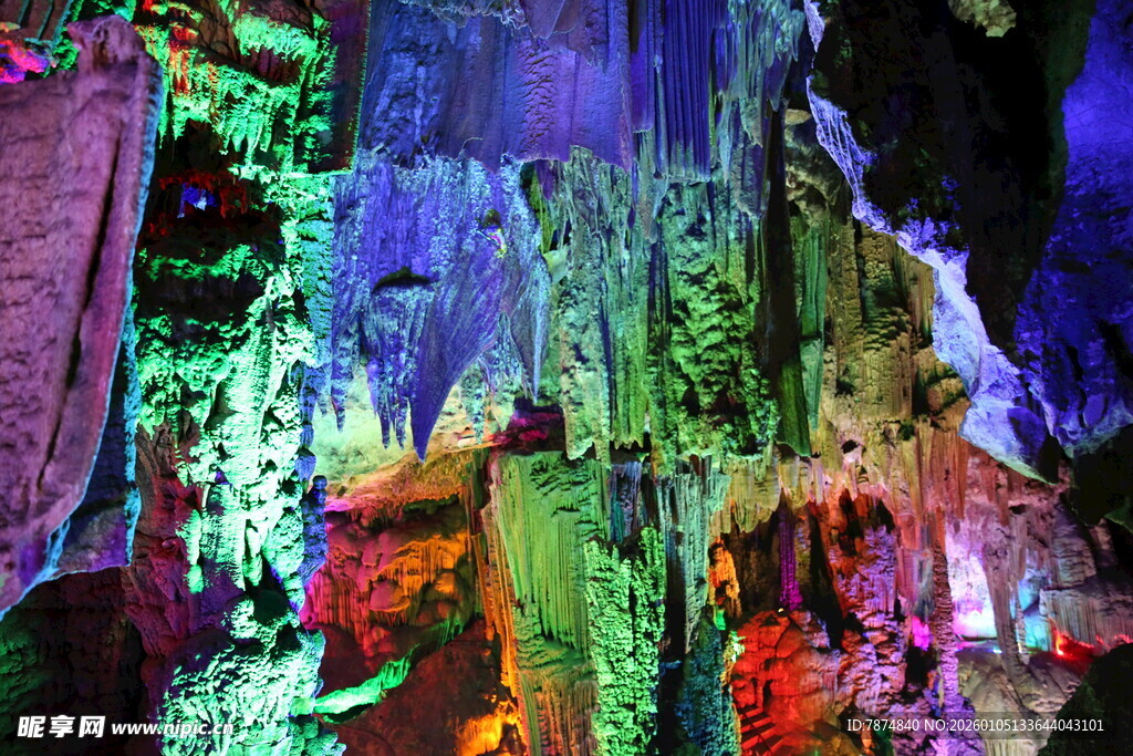 梦幻溶洞彩色钟乳石奇观