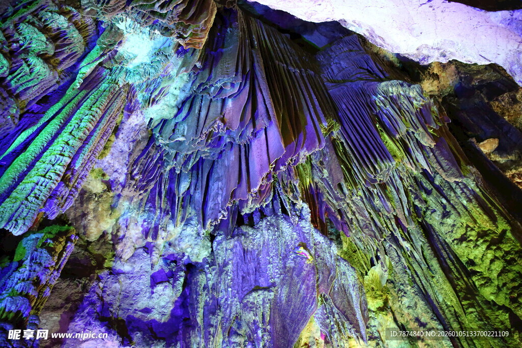 梦幻溶洞钟乳石景观