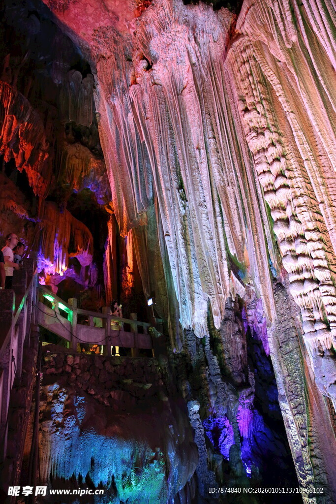 梦幻溶洞景观 色彩绚丽