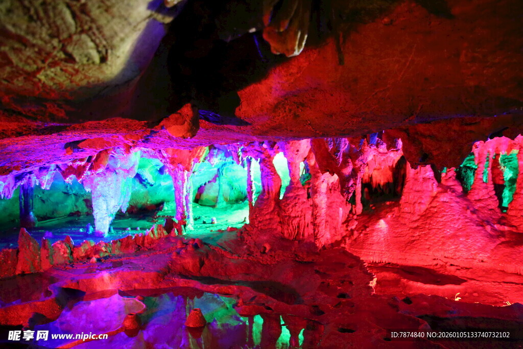 梦幻溶洞景观 色彩斑斓