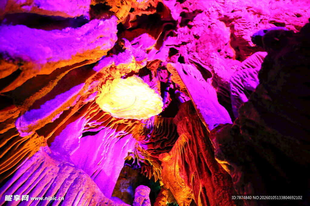 梦幻灯光下的舞者表演