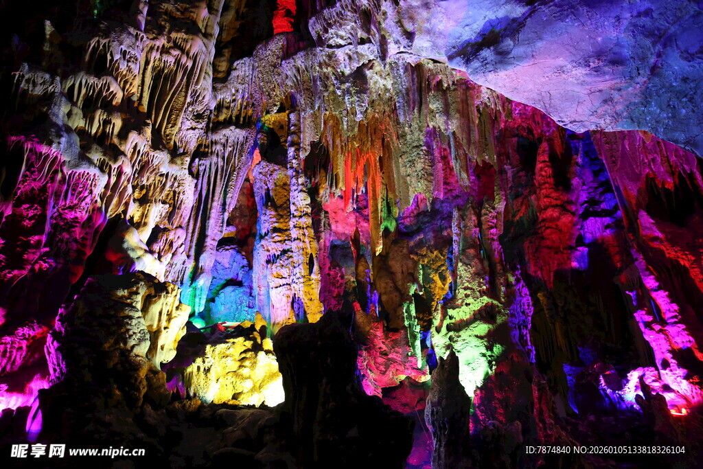 梦幻溶洞景观 五彩斑斓