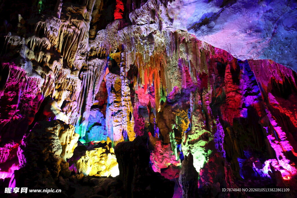 梦幻溶洞景观 五彩斑斓