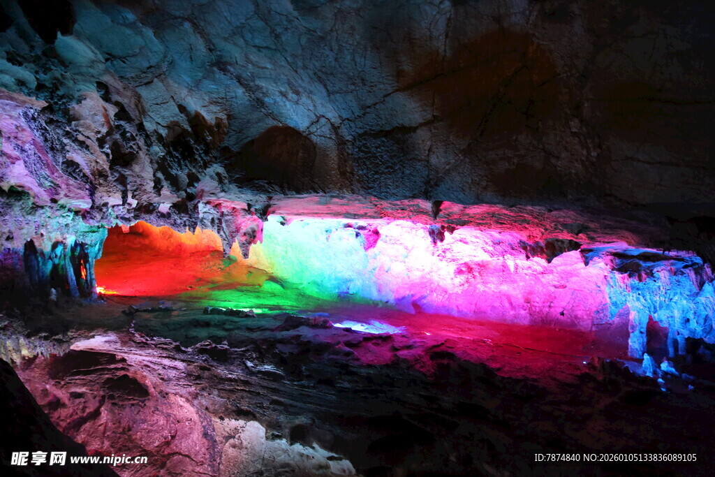 梦幻溶洞彩色冰瀑景观