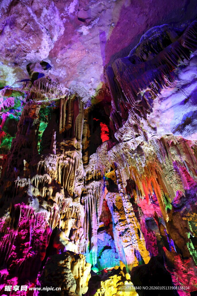 梦幻溶洞景观 色彩斑斓
