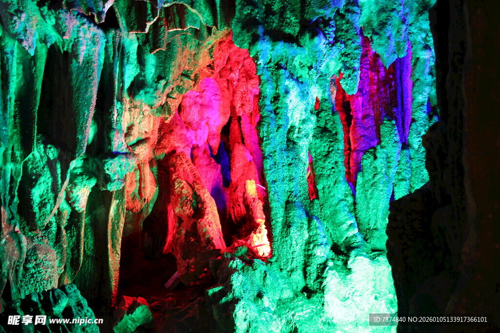 梦幻溶洞景观 五彩钟乳石