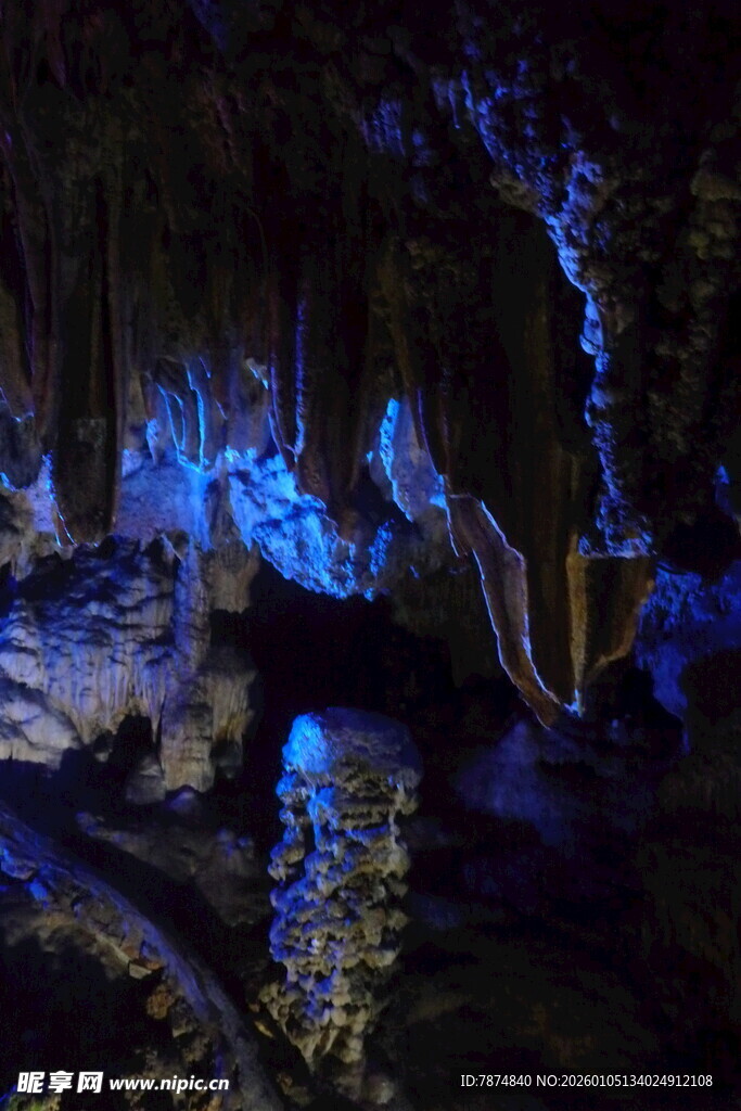 梦幻蓝色溶洞景观