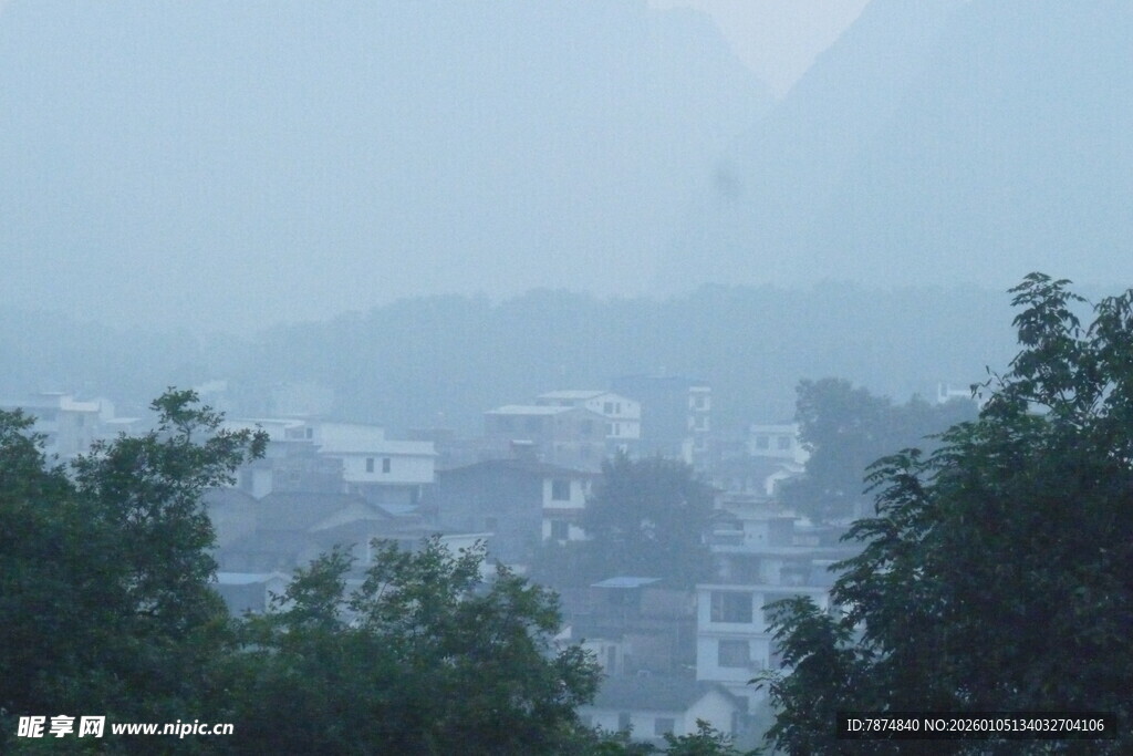 雾中远景 城市与绿树相映