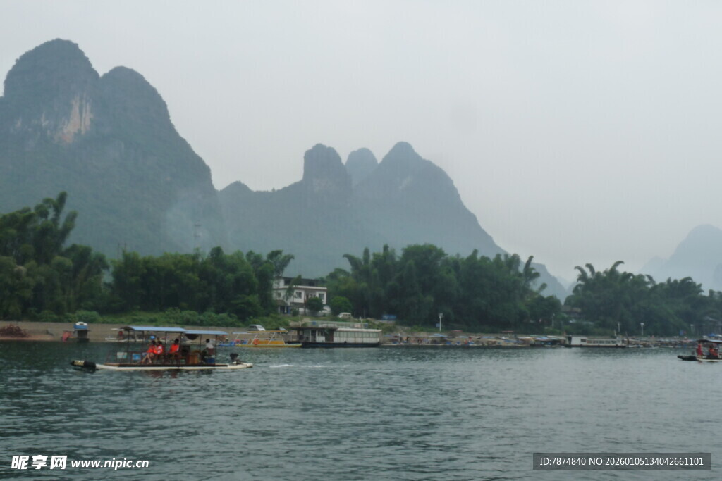 漓江山水间的悠然泛舟
