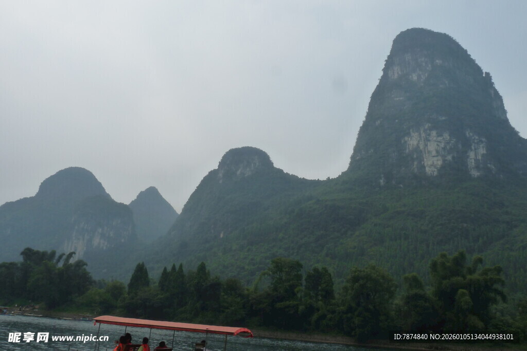 漓江山水间的乘船游览