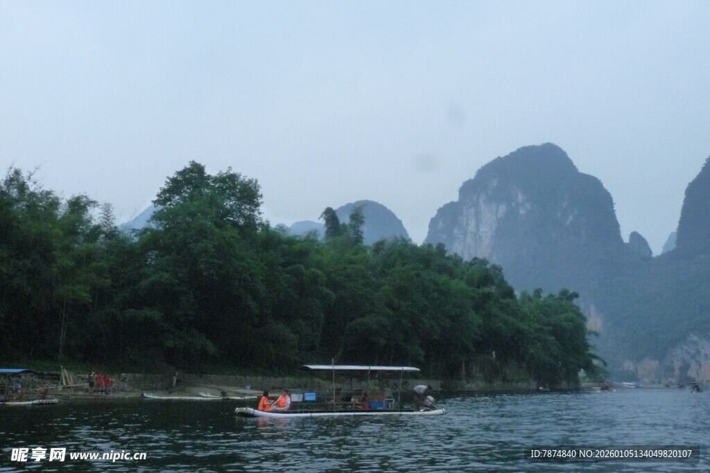 漓江山水间的悠然竹筏