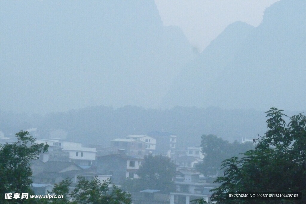 雾中朦胧山水村落景色
