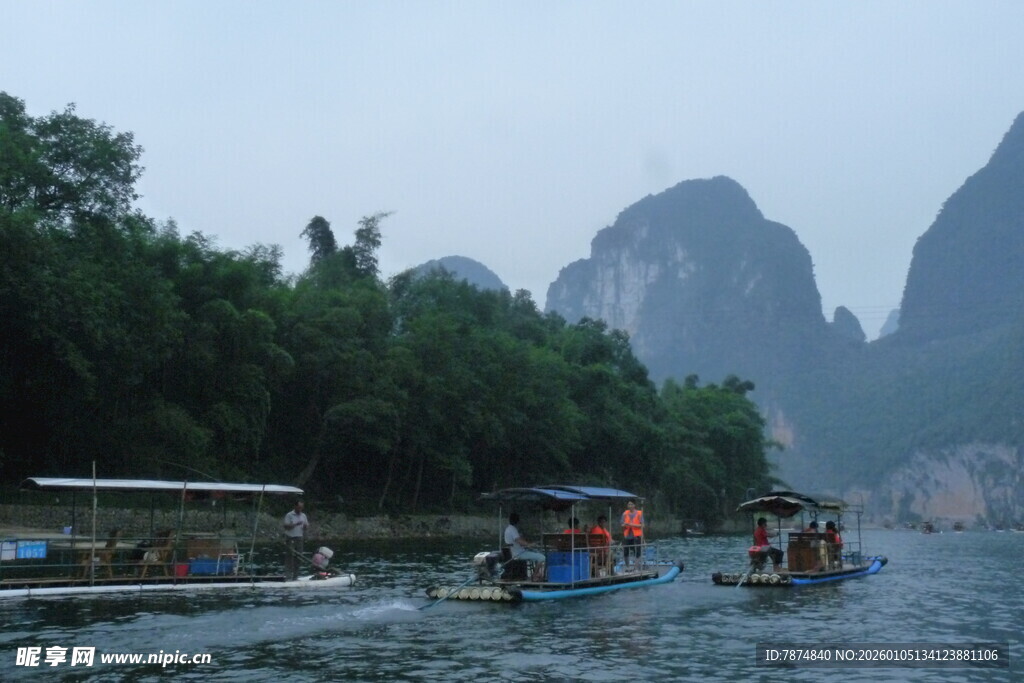 漓江泛舟赏秀丽山水