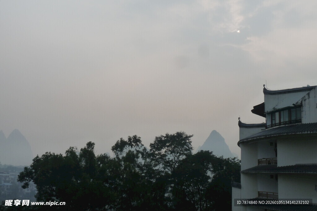 中式建筑与朦胧山林景观