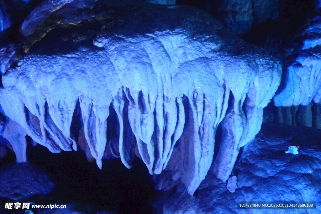 梦幻蓝调冰洞冰柱景观