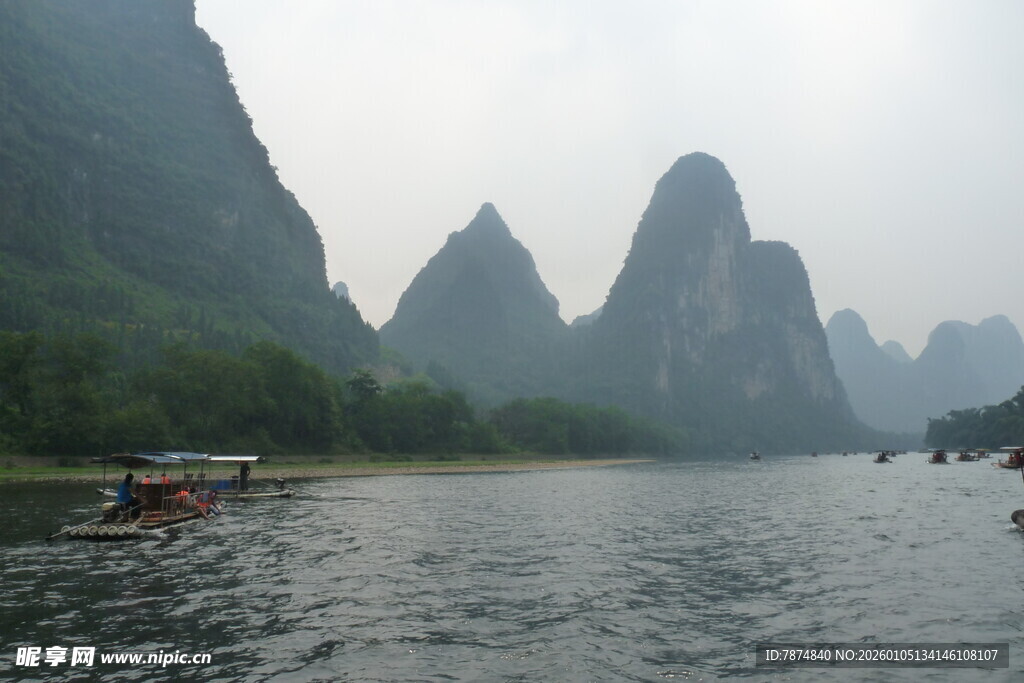 漓江山水间的竹筏美景