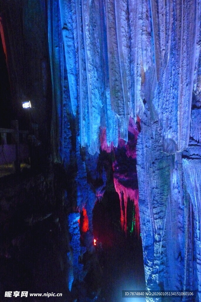 梦幻灯光装饰的通道