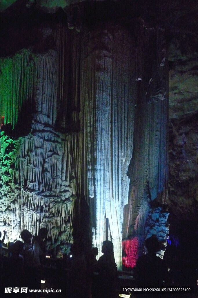 梦幻溶洞景观吸引众多游客