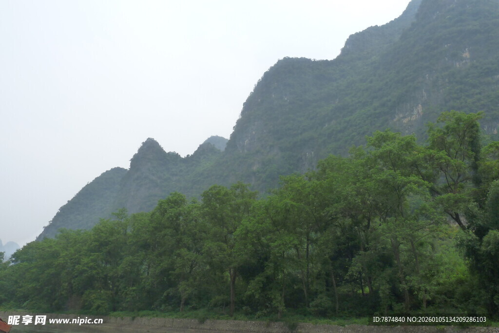 青山绿树环绕的山水景致
