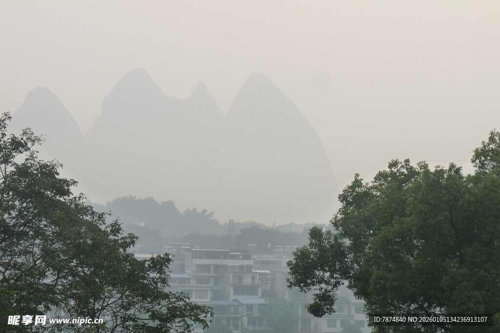 雾中朦胧山峦与绿树