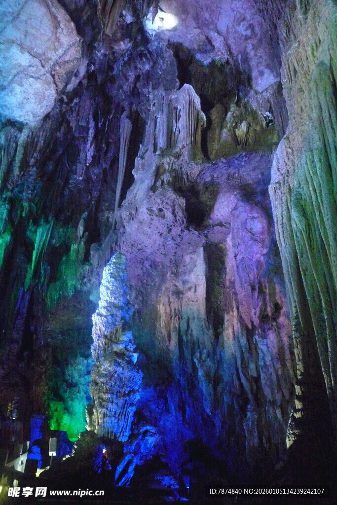 梦幻溶洞景观 色彩斑斓