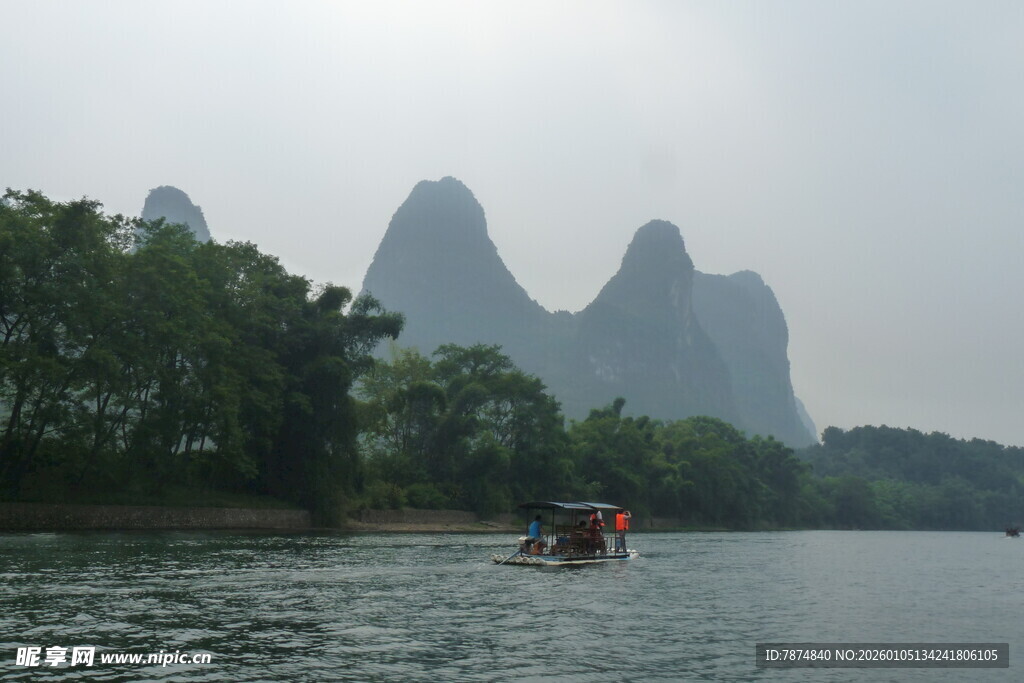 漓江山水间的悠然小船